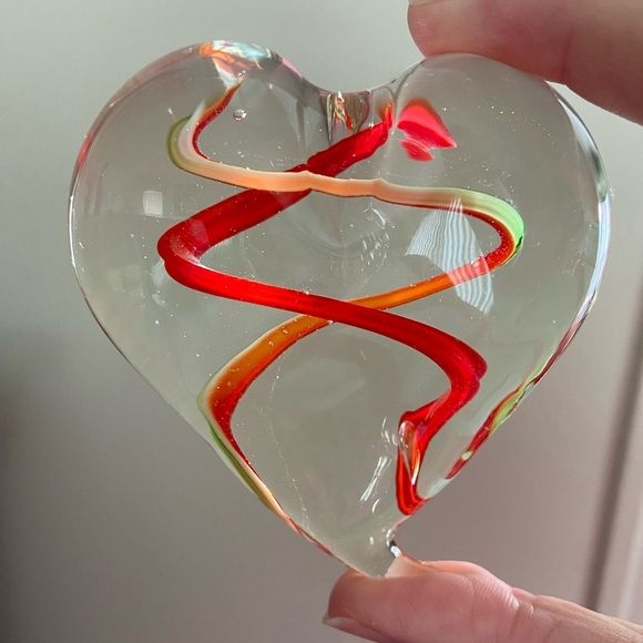 Art Glass Free Form Heart with Ribbon Details Unsigned - Picture 1 of 8
